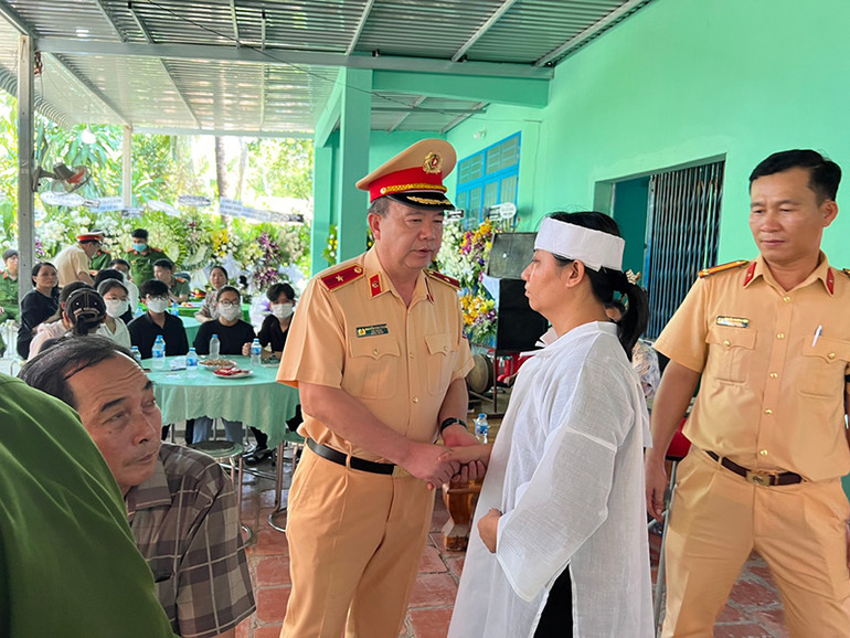 Đồng chí Thiếu tướng Nguyễn Văn Trung, Cục trưởng Cảnh sát giao thông ân cần thăm hỏi, động viên vợ Trung tá Nguyễn Xuân Hào.