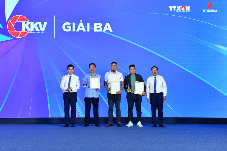 Trao Giải Ba tặng các tác giả đoạt giải.