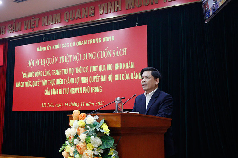 Đồng chí Nguyễn Văn Thể, Ủy viên Trung ương Đảng, Bí thư Đảng ủy Khối phát biểu ý kiến chỉ đạo.