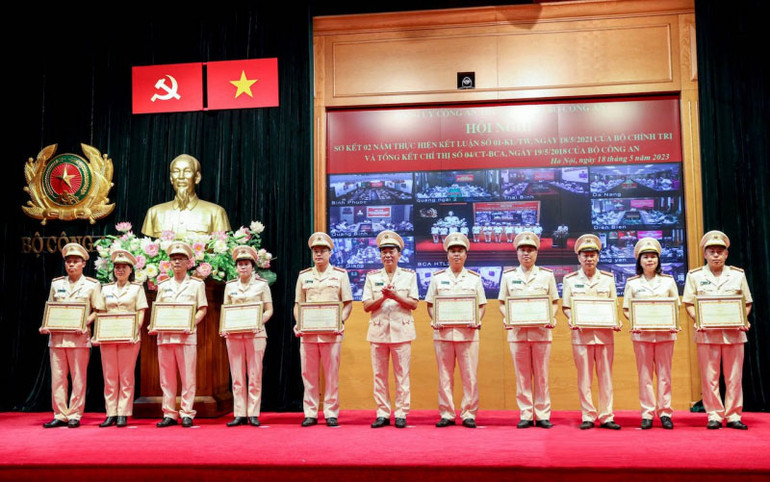 Thứ trưởng Công an Trần Quốc Tỏ trao Bằng khen của Bộ Công an tặng các tập thể, cá nhân xuất sắc, tiêu biểu trong học tập, thực hiện Sáu điều Bác Hồ dạy.