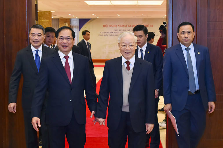 Tổng Bí thư Nguyễn Phú Trọng, Chánh Văn phòng Trung ương Đảng Lê Minh Hưng, Bộ trưởng Ngoại giao Bùi Thanh Sơn tới dự phiên khai mạc Hội nghị Ngoại giao lần thứ 32. (Ảnh: Thủy Nguyên)
