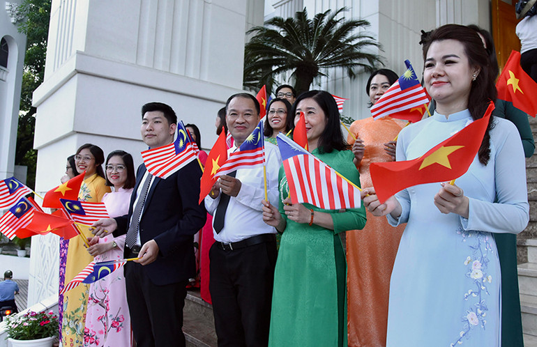 Đại diện người dân Thủ đô vẫy cờ chào Thủ tướng Malaysia Anwar Ibrahim.