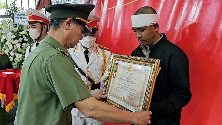 Đại tá Nguyễn Quang Thống, Phó Giám đốc Công an tỉnh Lâm Đồng, trao Huân chương Bảo vệ Tổ quốc hạng Ba cho gia đình liệt sĩ Nguyễn Khắc Thường.