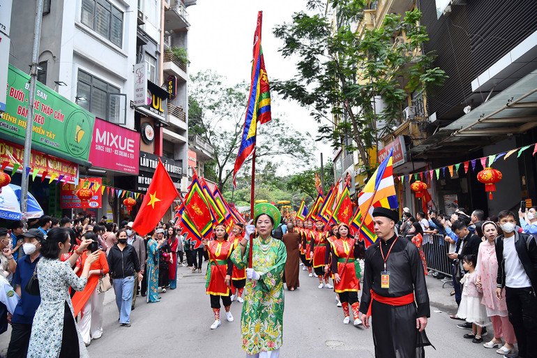 Lễ hội chùa Láng là lễ hội mùa xuân của cả một vùng gồm nhiều làng ở hai bên bờ sông Tô Lịch, là sự kiện tôn vinh, bảo tồn những giá trị văn hóa đặc sắc của vùng đất cổ của khu vực này.