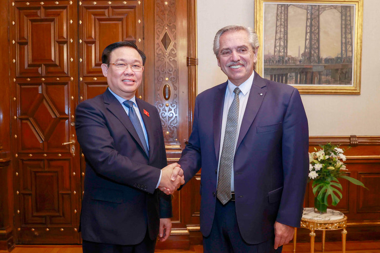 Chủ tịch Quốc hội Vương Đình Huệ và Tổng thống Argentina Alberto Fernandez tại buổi hội kiến. (Ảnh Doãn Tấn)