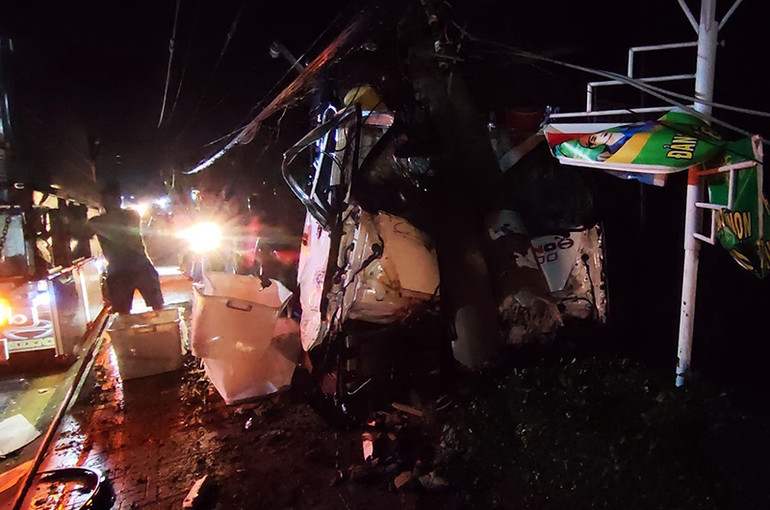 Xe tải hư hỏng nặng sau vụ tai nạn. Xe tải hư hỏng nặng sau vụ tai nạn.