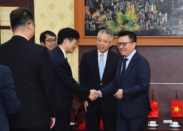 Tổng Biên tập Báo Nhân Dân Lê Quốc Minh với các thành viên trong đoàn công tác của Ban Liên lạc Đối ngoại Trung ương Đảng Cộng sản Trung Quốc.