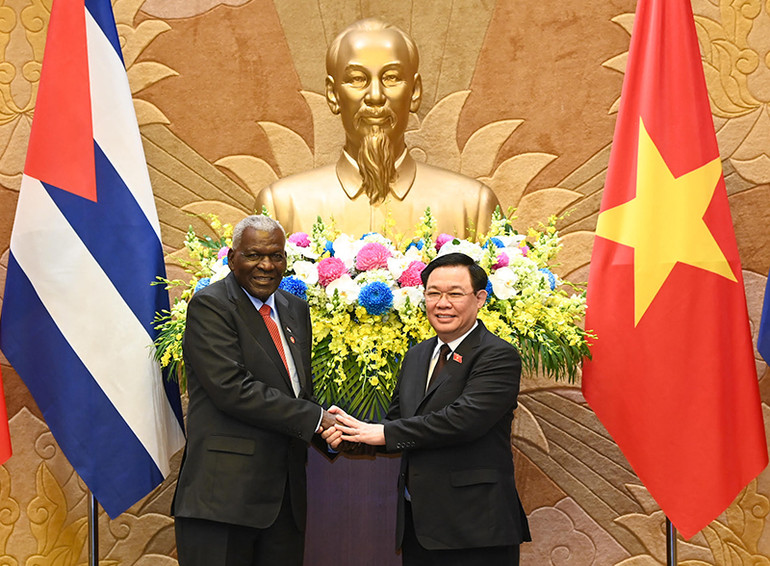 Chủ tịch Quốc hội Vương Đình Huệ và Chủ tịch Quốc hội Cuba Esteban Lazo Hernandez tại buổi tiếp.