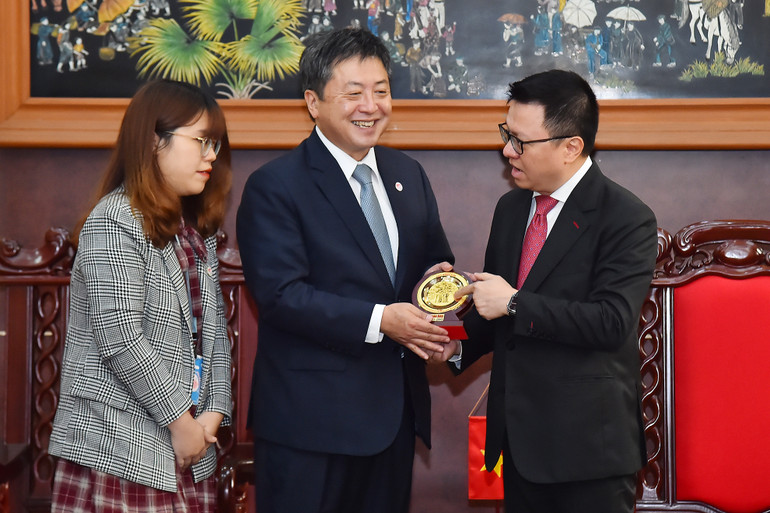Tổng Biên tập Báo Nhân Dân Lê Quốc Minh trao quà tặng ông Shimizu Akira, Trưởng đại diện JICA tại Việt Nam nhiệm kỳ từ 3/2020-3/2023.