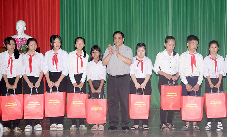 Thủ tướng Phạm Minh Chính tặng quà cho các cháu học sinh Trường Nuôi dạy trẻ em khuyết tật Bến Tre.