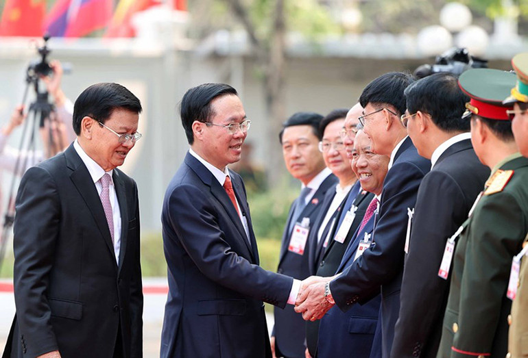 Chủ tịch nước Võ Văn Thưởng với các thành viên Đoàn đại biểu cấp cao Lào. (Ảnh: Thống Nhất/TTXVN)