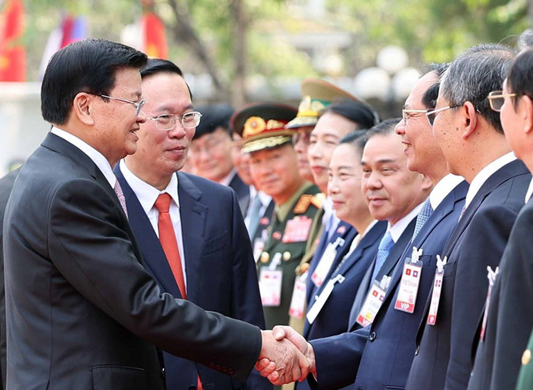 Tổng Bí thư, Chủ tịch nước Lào Thongloun Sisoulith với các thành viên chính thức Đoàn đại biểu cấp cao Việt Nam. (Ảnh: Thống Nhất/TTXVN)