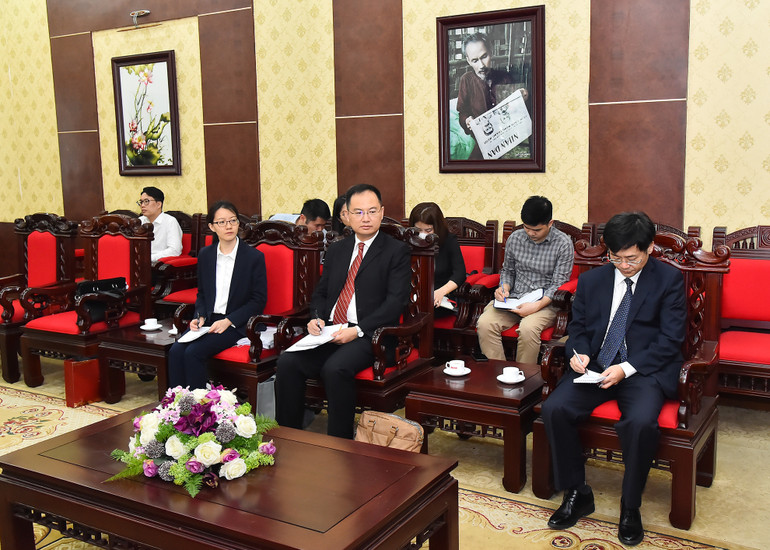 Các thành viên trong đoàn Ban Liên lạc Đối ngoại Trung ương Đảng Cộng sản Trung Quốc tham dự buổi tiếp.