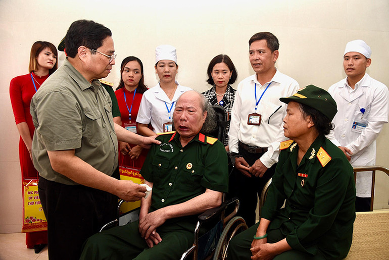 Thủ tướng xúc động bày tỏ, trong sự nghiệp cách mạng của Đảng và dân tộc, đã có lớp lớp những người con ưu tú của đất nước anh dũng chiến đấu, cống hiến và hy sinh.