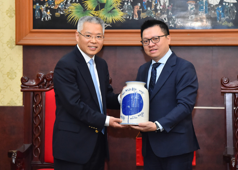 Đồng chí Lê Quốc Minh trao quà lưu niệm tặng đồng chí Hồ Triệu Minh.