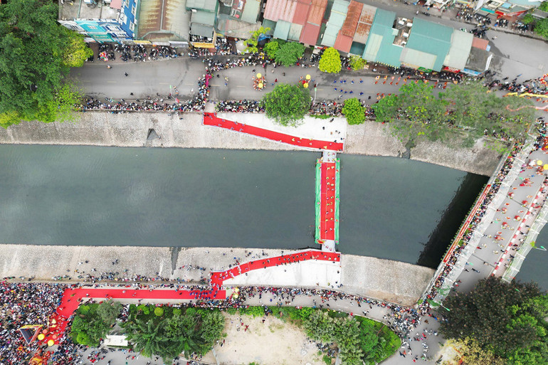 Để bảo đảm an toàn, ban tổ chức lễ hội đã huy động người dân làm một cầu phao tạm trong vòng 3 ngày là hoàn thành, phục vụ cho nghi lễ “Độ hà”.