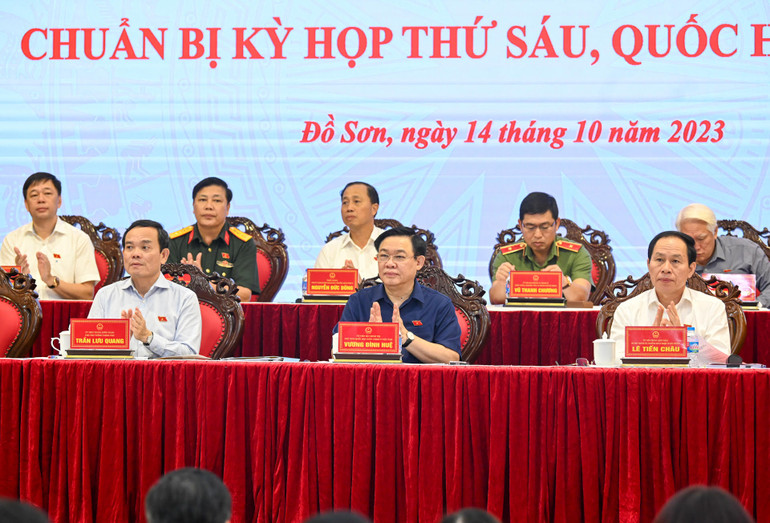 Chủ tịch Quốc hội Vương Đình Huệ, Phó Thủ tướng Chính phủ Trần Lưu Quang, Bí thư Thành ủy Hải Phòng Lê Tiến Châu cùng các đại biểu Quốc hội thành phố Hải Phòng dự hội nghị.