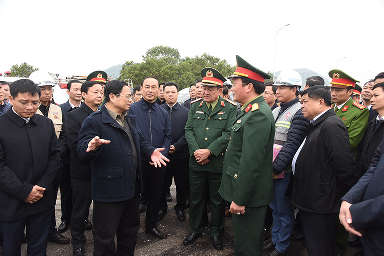 Thủ tướng thăm hỏi, chúc Tết cán bộ, công nhân đang thi công trên công trường thi công Cầu Vĩnh An.