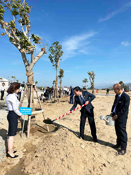 Lãnh đạo tỉnh Ninh Thuận và nhà đầu tư trồng cây xanh trong khuôn viên dự án. Lãnh đạo tỉnh Ninh Thuận và nhà đầu tư trồng cây xanh trong khuôn viên dự án.