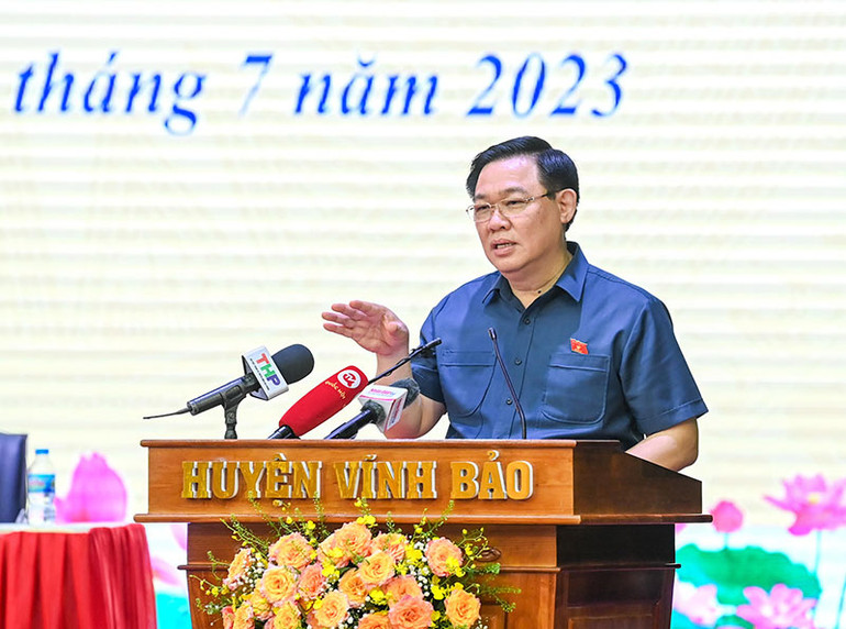 Chủ tịch Quốc hội Vương Đình Huệ phát biểu trao đổi, tiếp thu ý kiến, kiến nghị của cử tri.