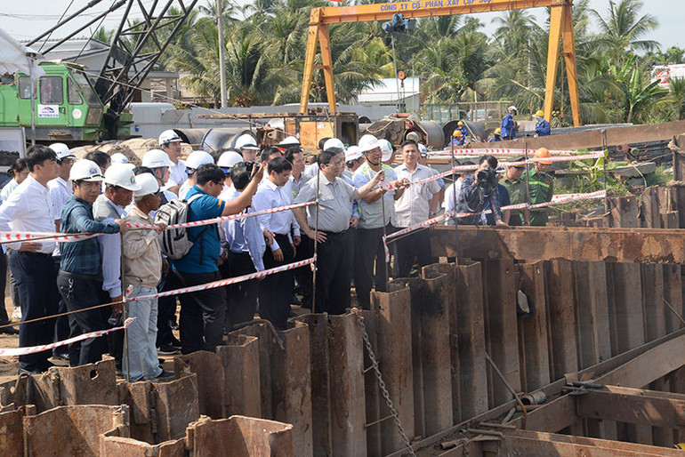 Thủ tướng Phạm Minh Chính thị sát công trường thi công cầu Mỹ Tho thuộc dự án cầu Rạch Miễu 2.