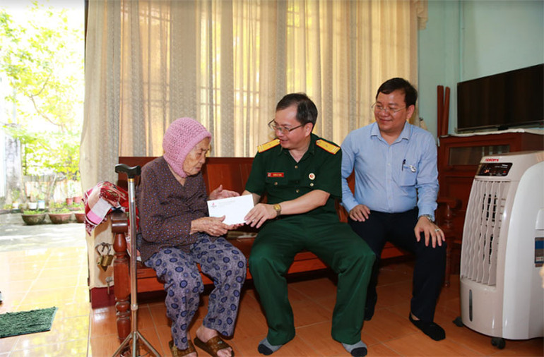 Phó Bí thư Thường trực Đảng ủy, Thành viên HĐQT, Chủ tịch Hội Cựu chiến binh BSR Khương Lê Thành thăm hỏi, tặng quà cho Mẹ Việt Nam Anh hùng Nguyễn Thị Thư (sinh năm 1925) ở phường Trần Phú. Phó Bí thư Thường trực Đảng ủy, Thành viên HĐQT, Chủ tịch Hội Cựu chiến binh BSR Khương Lê Thành thăm hỏi, tặng quà cho Mẹ Việt Nam Anh hùng Nguyễn Thị Thư (sinh năm 1925) ở phường Trần Phú.