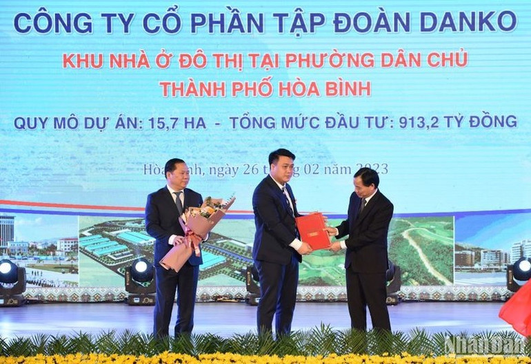 Đại diện lãnh đạo tỉnh Hòa Bình trao chấp thuận chủ trương đầu tư cho các doanh nghiệp. (Ảnh: TRẦN HẢI) Đại diện lãnh đạo tỉnh Hòa Bình trao chấp thuận chủ trương đầu tư cho các doanh nghiệp. (Ảnh: TRẦN HẢI)