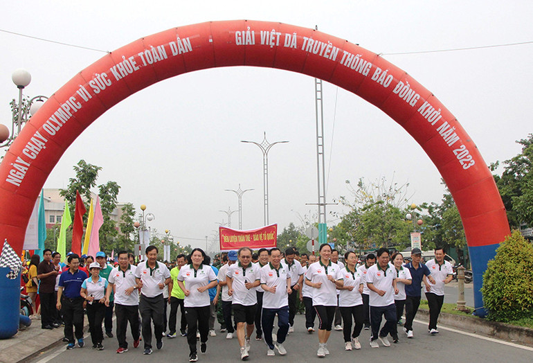 Lãnh đạo tỉnh cùng các lực lượng tham gia ngày chạy Olympic vì sức khỏe toàn dân.