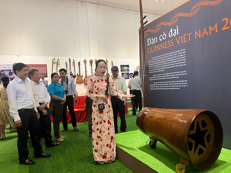 Đại biểu tham quan trừng bày về những nhạc cụ độc đáo bằng chất liệu dừa.