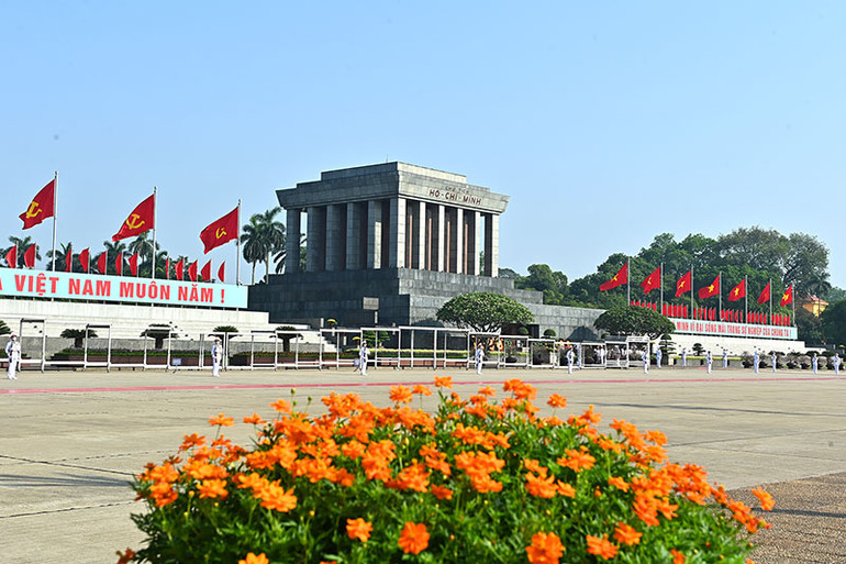 Đời đời nhớ ơn Chủ tịch Hồ Chí Minh vĩ đại.