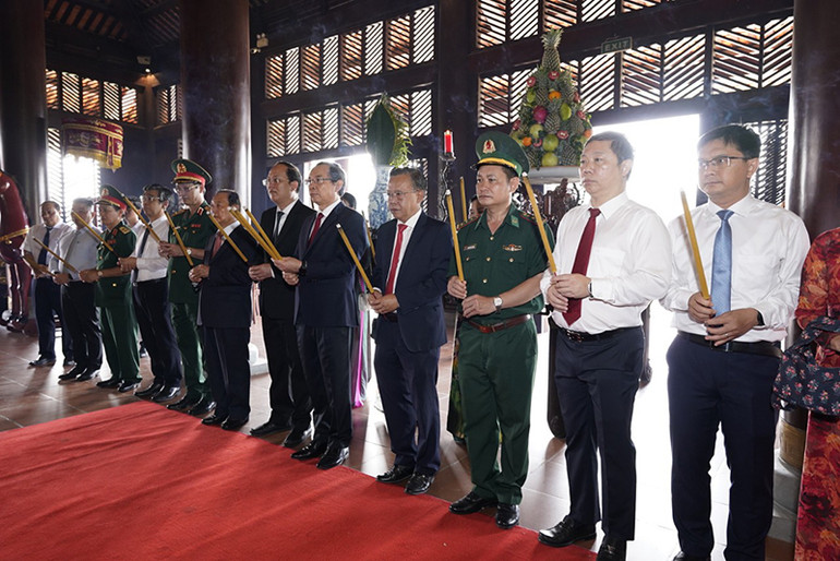 Đoàn đại biểu Thành phố thắp hương tưởng nhớ Đức Lễ Thành hầu Nguyễn Hữu Cảnh.