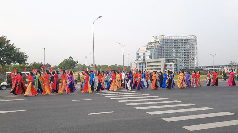 Từng đoàn phụ nữ mặc áo dài diễu hành trên đường Võ Văn Kiệt, phường 9, thành phố Vĩnh Long. Từng đoàn phụ nữ mặc áo dài diễu hành trên đường Võ Văn Kiệt, phường 9, thành phố Vĩnh Long.
