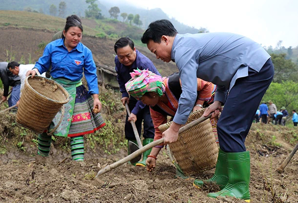 Ðồng chí Đỗ Đức Duy, Ủy viên Trung ương Ðảng, Bí thư Tỉnh ủy Yên Bái tham gia lao động trong “Ngày cuối tuần cùng dân”.