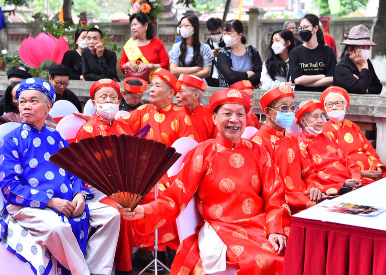 Các cụ cao niên trong trang phục áo dài truyền thống tham dự lễ hội cổ truyền của làng.