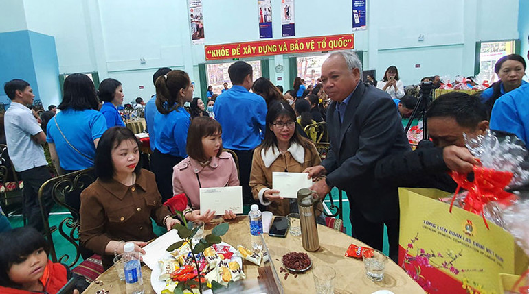 Lãnh đạo tỉnh Kon Tum trao quà tận tay người lao động.