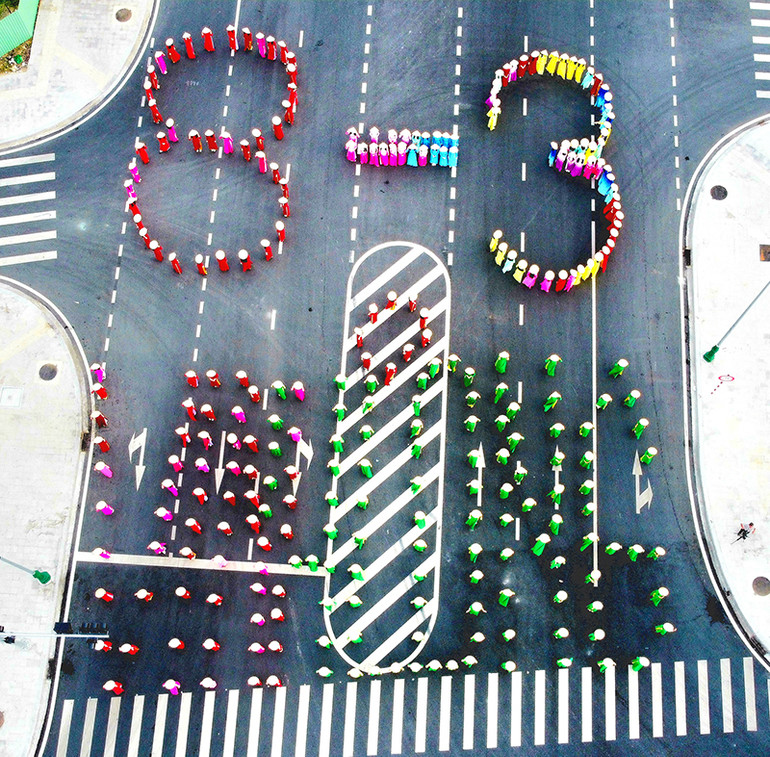 Đại diện phụ nữ tỉnh Vĩnh Long biểu diễn xếp hình trước Trung tâm Hội nghị tỉnh Vĩnh Long. Đại diện phụ nữ tỉnh Vĩnh Long biểu diễn xếp hình trước Trung tâm Hội nghị tỉnh Vĩnh Long.