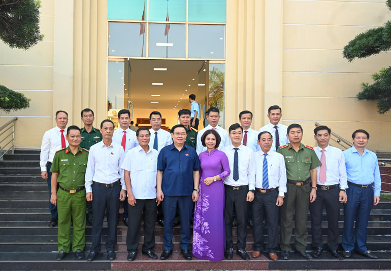 Chủ tịch Quốc hội Vương Đình Huệ cùng các đại biểu với lãnh đạo quận Đồ Sơn.