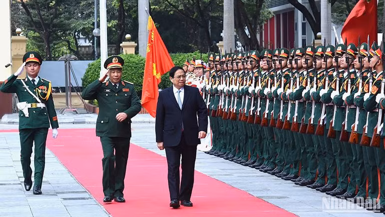 Thủ tướng Phạm Minh Chính duyệt đội danh dự Quân đội nhân dân Việt Nam.