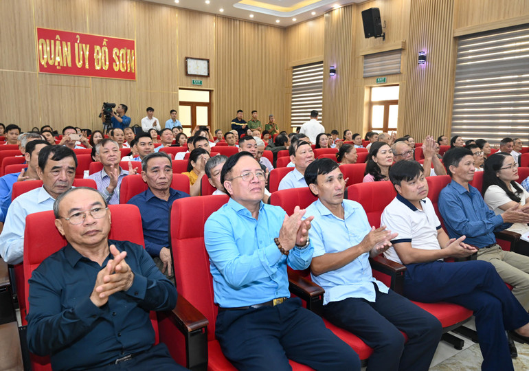 Đông đảo cử tri quận Đồ Sơn tham dự hội nghị.