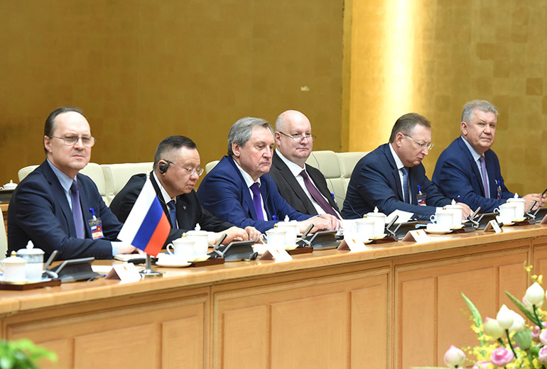 Các thành viên tháp tùng Chủ tịch Đảng Nước Nga Thống nhất, Phó Chủ tịch Hội đồng An ninh Liên bang Nga Dmitry Medvedev.