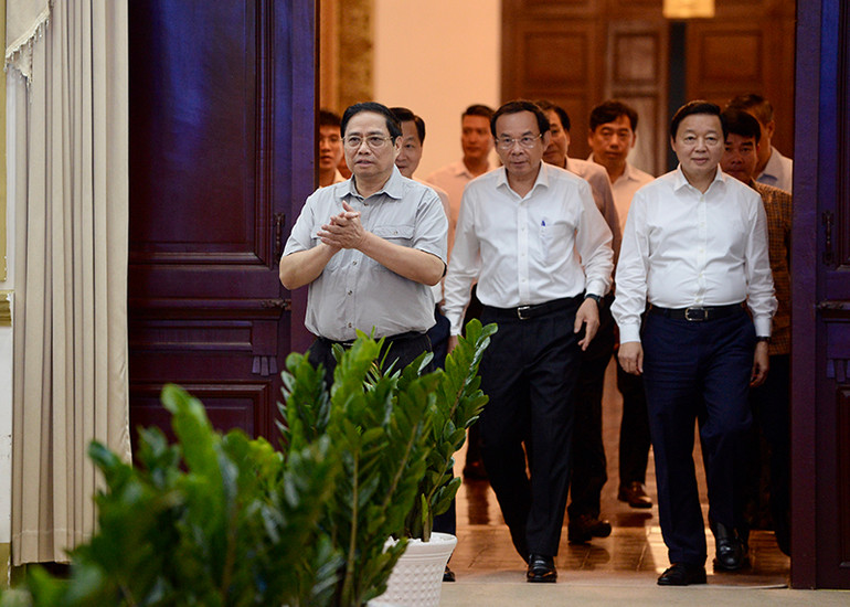 Thủ tướng Phạm Minh Chính và các đồng chí lãnh đạo tiến vào hội trường.