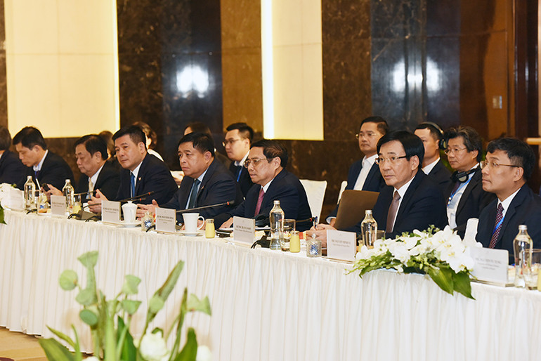 Thủ tướng Phạm Minh Chính và các thành viên chính phủ Việt Nam tham dự buổi tọa đàm. (Ảnh: TRẦN HẢI)