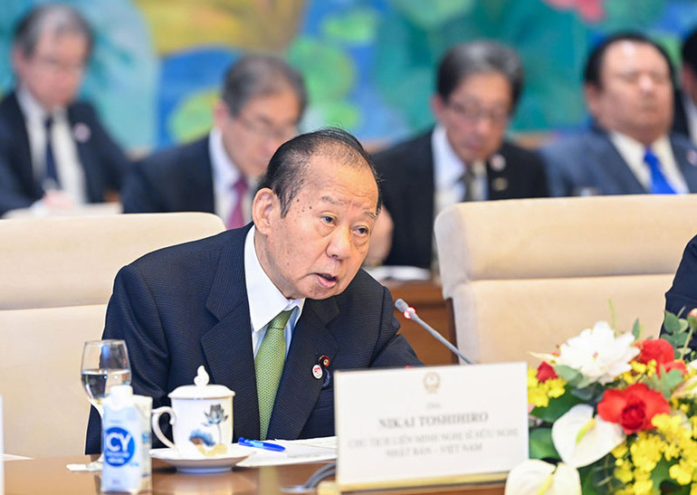 Chủ tịch Liên minh Nghị sĩ hữu nghị Nhật-Việt Nikai Toshihiro phát biểu tại buổi tiếp.