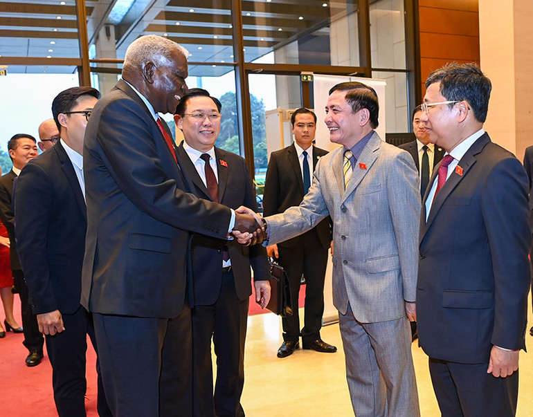 Chủ tịch Quốc hội Vương Đình Huệ giới thiệu với Chủ tịch Quốc hội Cuba Esteban Lazo Hernandez các đại biểu Việt Nam.