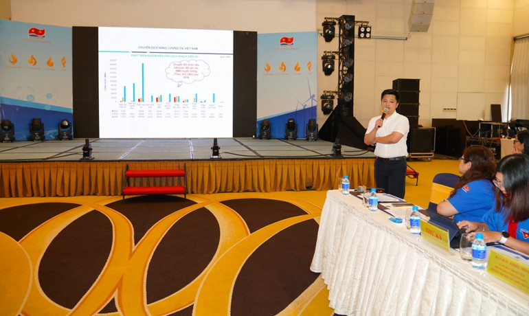 Bí thư Đoàn Thanh niên Cục Điều tiết điện lực, Bộ Công thương Nguyễn Hồng Minh trình bày tham luận Chuyển đổi năng lượng xanh - Định hướng - Cơ hội - Thách thức.