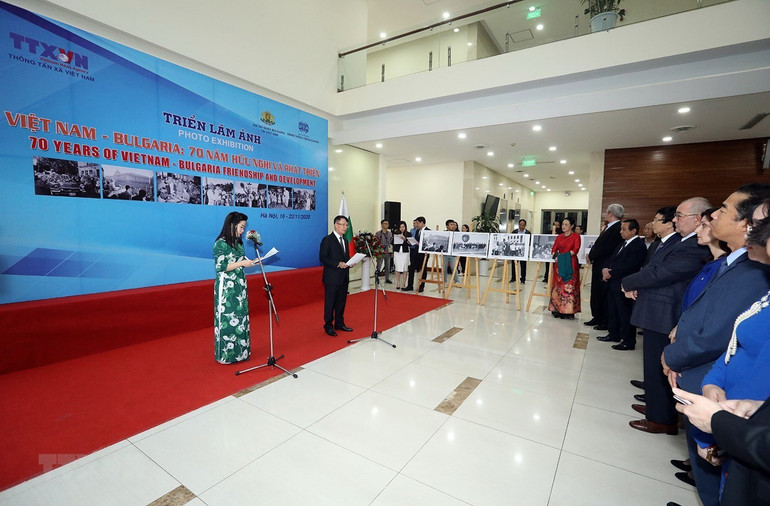 Các đại biểu tham dự Triển lãm ảnh 'Việt Nam-Bulgaria: 70 năm hữu nghị và phát triển' được tổ chức năm 2020. (Ảnh: Phan Tuấn Anh/TTXVN)