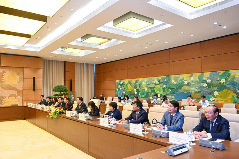 Chủ tịch Quốc hội Vương Đình Huệ cùng các đại biểu Quốc hội Việt Nam dự buổi tiếp.