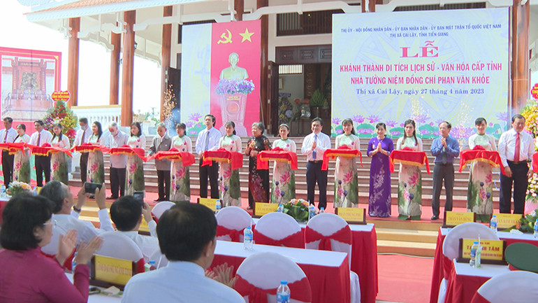 Cắt băng khánh thành Nhà tưởng niệm đồng chí Phan Văn Khỏe.