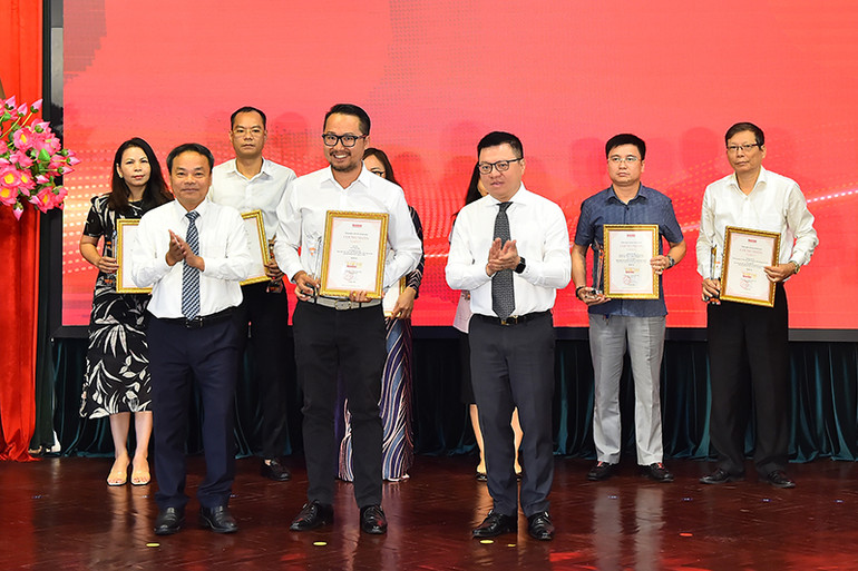 Tổng Biên tập Lê Quốc Minh và Phó Tổng Biên tập Đinh Như Hoan trao giải A Giải Báo chí Nhân Dân năm 2022.