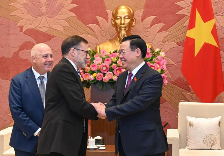 Chủ tịch Quốc hội Vương Đình Huệ với các đại biểu tại buổi tiếp.